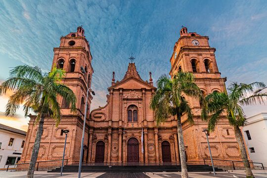 Catedral de Santa Cruz de la Sierra y su plaza principal al atardecer