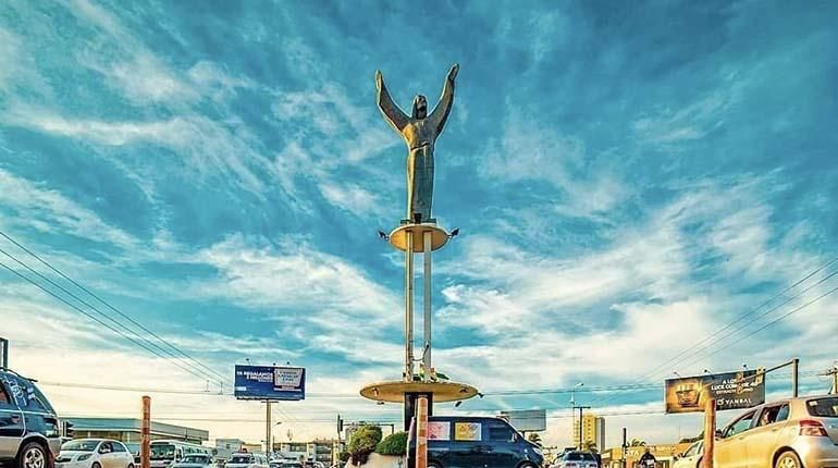 Monumento al Cristo Redentor de Santa Cruz de la Sierra bajo un cielo azul
